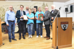 Bürgermeister Davide Licht überreichte dem Chor eine Gratulationsurkunde
