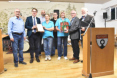 Bürgermeister Davide Licht überreicht eine Gratulations-Urkunde und ein kleines Präsent