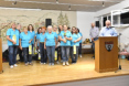 12 Sängerinnen werden für 10 Jahre aktives Singen mit einer Nadel und einem Weinpräsent geehrt