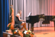 Chorleiterin Leonie Schuler am Klavier 